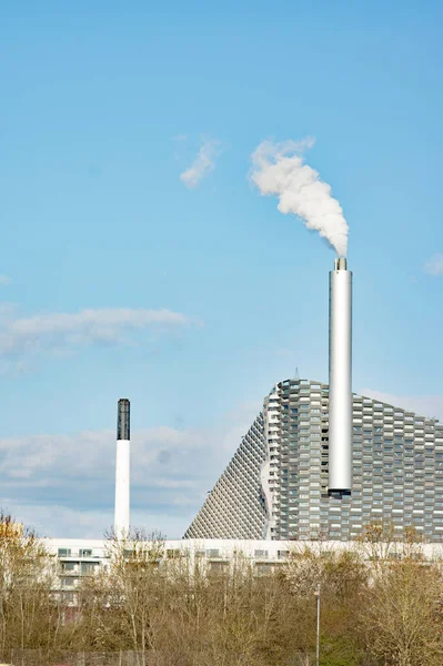 煙とデンマークのコペンハーゲンの澄んだ青空と産業用煙突を持つ工場 — ストック写真