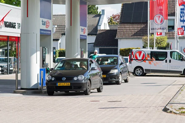 Elst Países Bajos Mayo 2023 Dos Coches Una Gasolinera Para — Foto de Stock