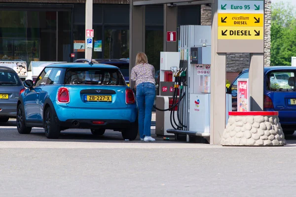 Arnhem Netherlands May 2023 Γυναίκα Ανεφοδιάζει Αυτοκίνητό Της Στο Βενζινάδικο — Φωτογραφία Αρχείου