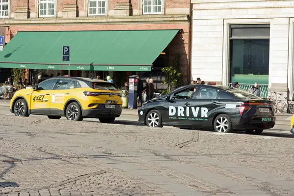 Copenhague Dinamarca Abril 2023 Dos Taxis Esperan Los Pasajeros Centro — Foto de Stock