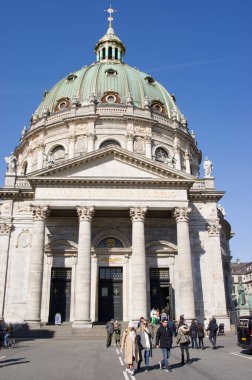 Kopenhag, Danimarka - 7 Nisan 2023: Kopenhag 'ın merkezinde turistlerle güzel Frederik Kilisesi' nin girişi
