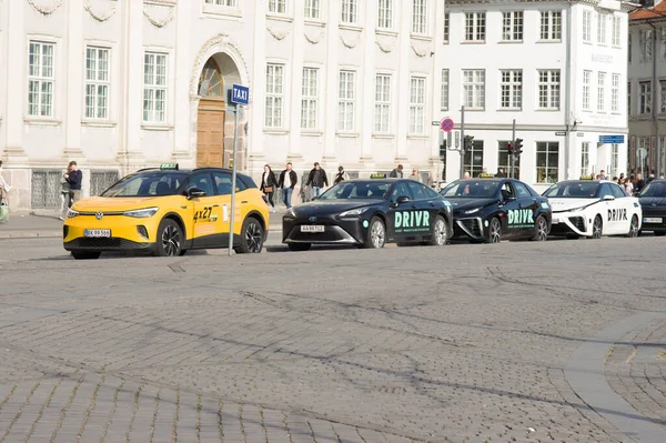 Copenhague Dinamarca Abril 2023 Fila Con Los Taxis Esperando Los — Foto de Stock