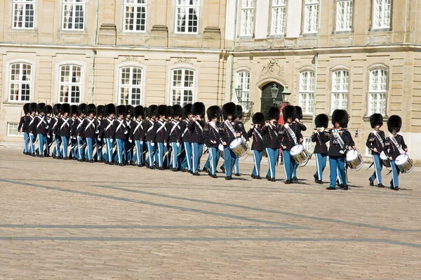 コペンハーゲン デンマーク 2023年4月8日 コペンハーゲン中心部の宮殿Amianborgでファンファーレ軍団と警備員の変更中に行進するロイヤルガード — ストック写真