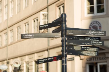 Kopenhag, Danimarka - 8 Nisan 2023: Kopenhag 'ın merkezinde mavi direkli bir kutup