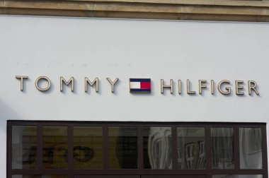 Kopenhag, Danimarka - 9 Nisan 2023: Alışveriş caddesinde bir binanın ön cephesinde Tommy Hilfiger 'ın logosu.