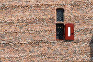 Hollanda 'nın Doornenburg kentindeki ortaçağ şatosu Doornenburg' un penceresine yakın.