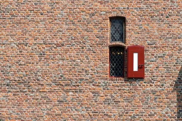 Hollanda 'nın Doornenburg kentindeki ortaçağ şatosu Doornenburg' un penceresine yakın.