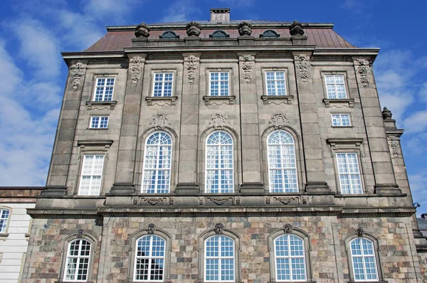 デンマークのコペンハーゲンにあるクリスチャンボーグ宮殿のファサードには 空に雲がいくつかあります — ストック写真