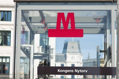 Danimarka 'nın Kopenhag merkezindeki durak Kongens Nytorv metro tabelasında