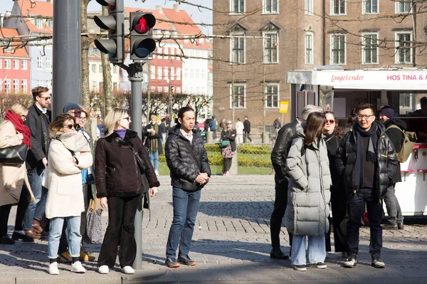 丹麦哥本哈根 2023年4月9日 人们在哥本哈根市中心的红绿灯前等候 — 图库照片