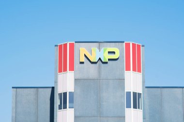 Nijmegen, Hollanda - 9 Haziran 2023: Bir binanın ön cephesinde NXP Yarı iletkenleri logosu. Hollandalı yarı iletken tasarımcı ve üretici