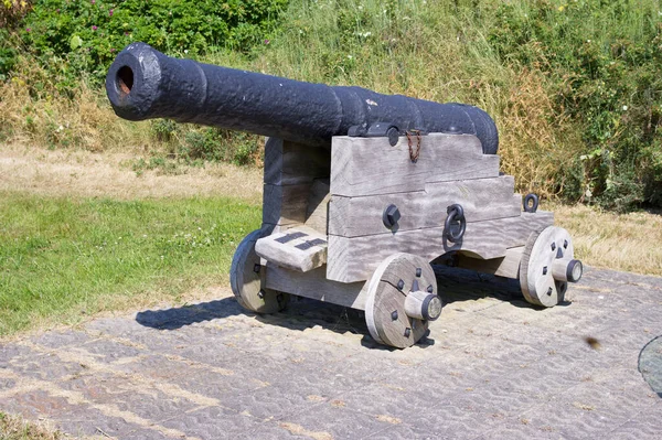 背景に緑の草が付いている古い歴史的な大砲 — ストック写真
