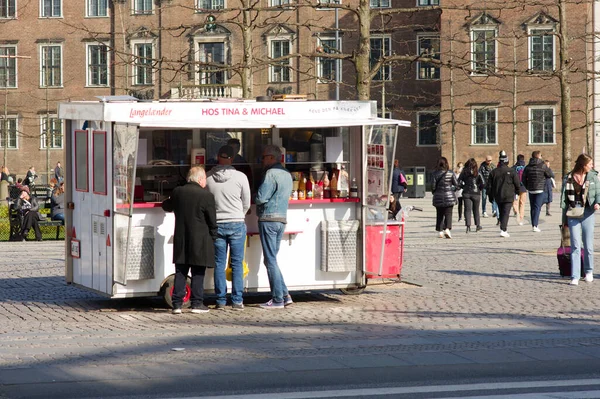 丹麦哥本哈根 2023年4月9日 顾客在哥本哈根市中心的一辆传统热狗车附近等候 图库照片