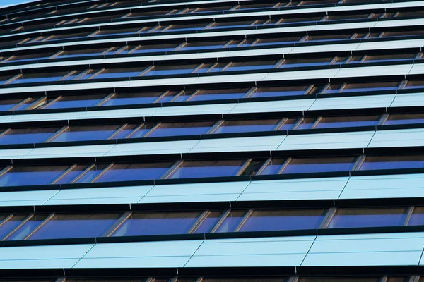 荷兰阿纳姆一座蓝色现代写字楼立面的封闭 — 图库照片