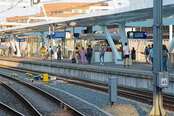 Arnhem Nederländerna Juni 2023 Plattform Med Passagerare Vid Stationen Arnhem — Stockfoto