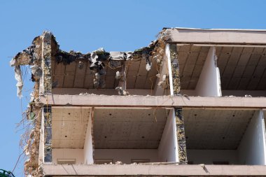 Hollanda 'da Leiden' da yıkılan bir binanın yakınındaki bir apartman dairesi.