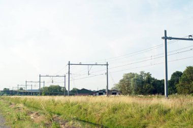 Hollanda 'da bulutlu bir gökyüzü olan boş demiryolu.