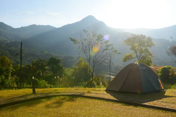 南タイ2022年12月26日キャンプ場のテントキャンプ旅行のコンセプト Doi Phu Kha国立公園 — ストック写真