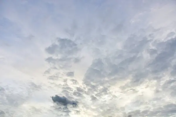 Blauer Himmel Und Winzige Weiße Wolken Als Hintergrund — Stockfoto