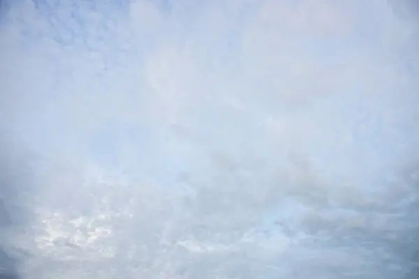 蓝天和小白云为背景 — 图库照片