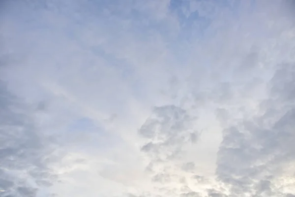 Blauer Himmel Und Winzige Weiße Wolken Als Hintergrund — Stockfoto