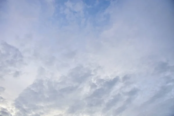 背景に青い空と小さな白い雲 — ストック写真