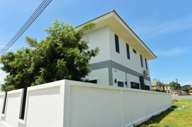 Mavi gökyüzü ve arka plan için küçük beyaz bulutlar.