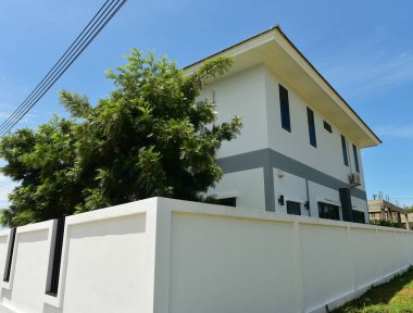 Mavi gökyüzü ve arka plan için küçük beyaz bulutlar.