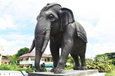 Bakır kaplama yolu ile beyaz arka planda bronz fil döküm. Fil sıva..