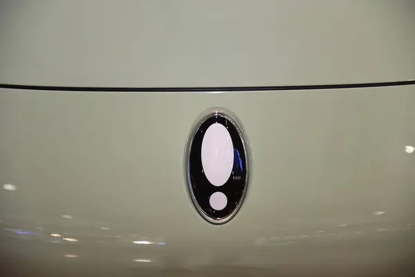 レヨンタイ 2023 大きなモーターセールの車のヘッドライト Laemtong デパート レヨン — ストック写真