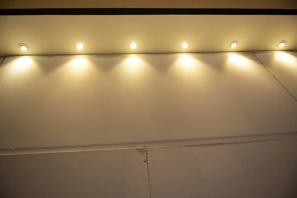 Niewyraźne Żarówki Ciemnym Pokoju Lampa Nocy Biały Sufit — Zdjęcie stockowe