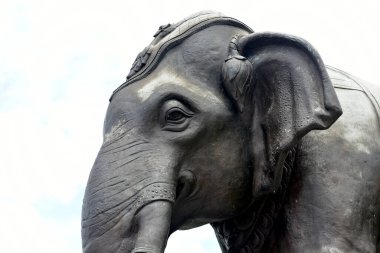 Bakır kaplama yolu ile beyaz arka planda bronz fil döküm. Fil sıva..