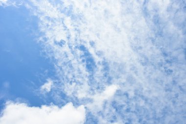 Mavi gökyüzü ve arka plan için küçük beyaz bulutlar.