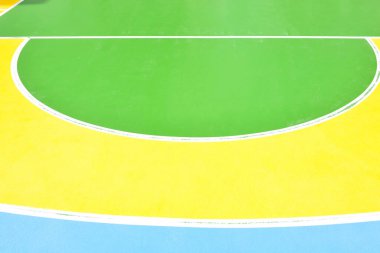 Basketbol sahası mavi gökyüzü ve beyaz arka plan. Mavi gökyüzü.