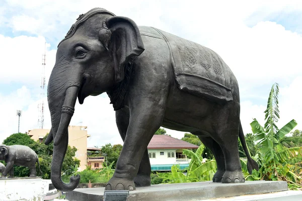 Elefante Bronze Fundido Cobre Fundo Branco Com Caminho Recorte Estuque — Fotografia de Stock