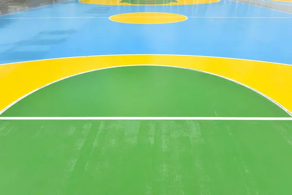 Basketbalové Hřiště Modré Nebe Bílé Pozadí Modrou Oblohou — Stock fotografie