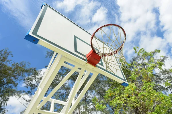 Basketballbane Blå Himmel Hvit Bakgrunn Med Blå Himmel – stockfoto