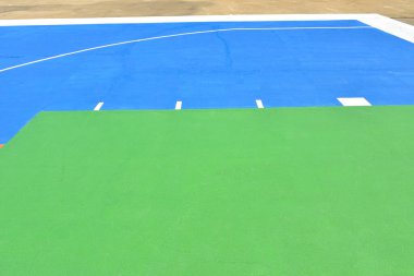 Basketbol sahası mavi gökyüzü ve beyaz arkaplan .