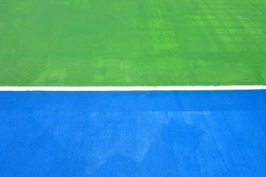 Basketbol sahası mavi gökyüzü ve beyaz arkaplan .