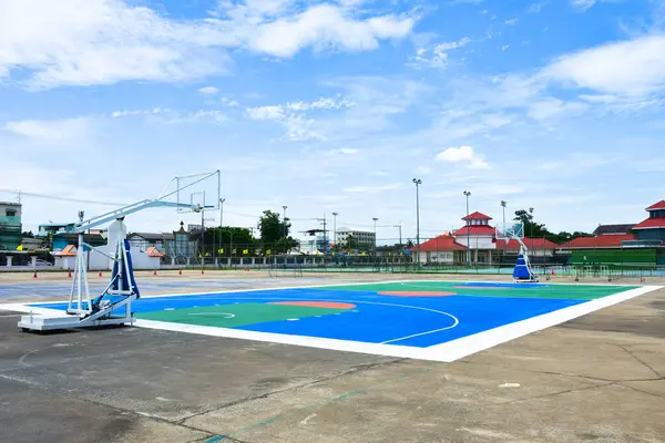 Phitsanulok Tayland. 16 Temmuz 2023. Basketbol sahası. mavi gökyüzü ve arkaplanda beyaz bulutlar.