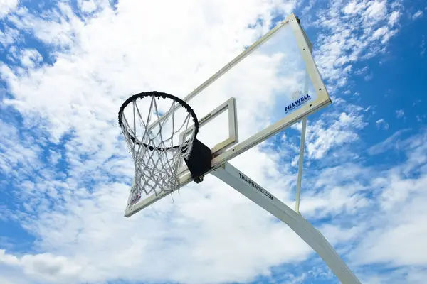 Basketballfeld Blauer Himmel Und Weißer Hintergrund Mit Blauem Himmel — Stockfoto