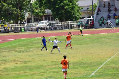 Phitsanulok Tayland. 16 Temmuz 2023. Yeşil sahadaki beyaz çizgi futbol köşesi. Yeşil alanda kale direği