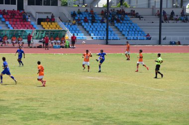 Phitsanulok Tayland. 16 Temmuz 2023. Yeşil sahadaki beyaz çizgi futbol köşesi. Yeşil alanda kale direği