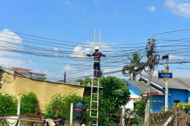 Phitsanulok Tayland 23 Temmuz 2023 Telekomünikasyon TV anteni, radyo, siluet ve mavi gökyüzündeki teknoloji.