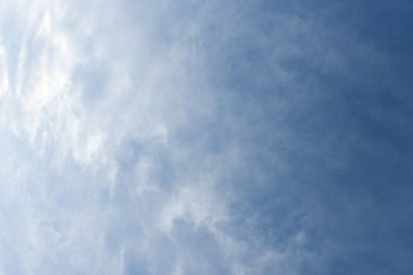 Mavi gökyüzü ve arka plan için küçük beyaz bulutlar.