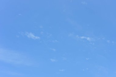 Mavi gökyüzü ve arka plan için küçük beyaz bulutlar.