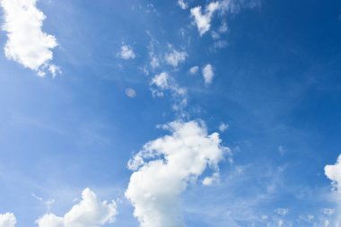 Mavi gökyüzü ve arka plan için küçük beyaz bulutlar.