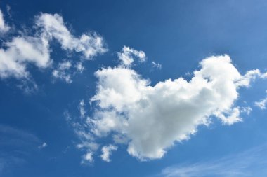 Mavi gökyüzü ve arka plan için küçük beyaz bulutlar.