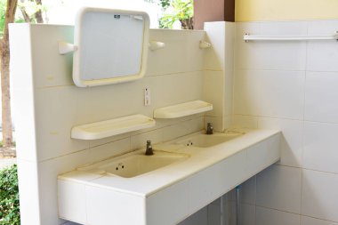 Yatakta banyo aksesuarları var.