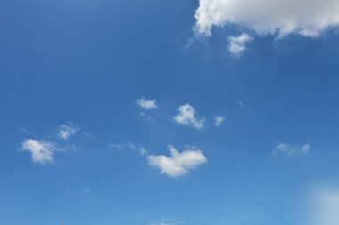 Mavi gökyüzü ve arka plan için küçük beyaz bulutlar.